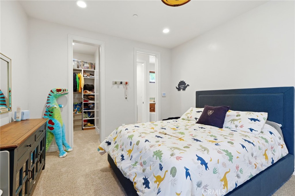 3939 W Robinwood, Visalia, CA 93291