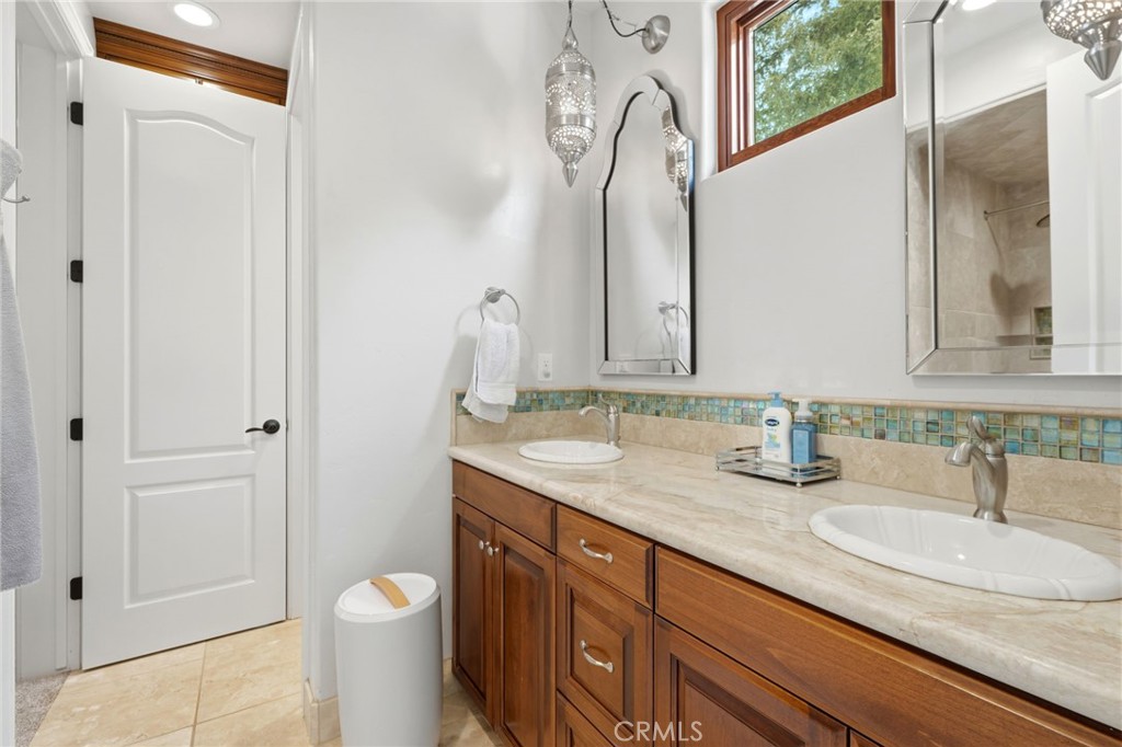 3939 W Robinwood, Visalia, CA 93291