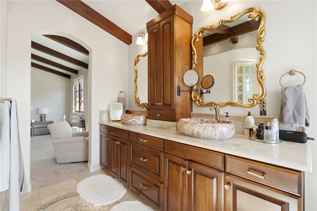 3939 W Robinwood, Visalia, CA 93291