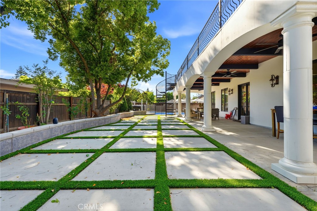 3939 W Robinwood, Visalia, CA 93291