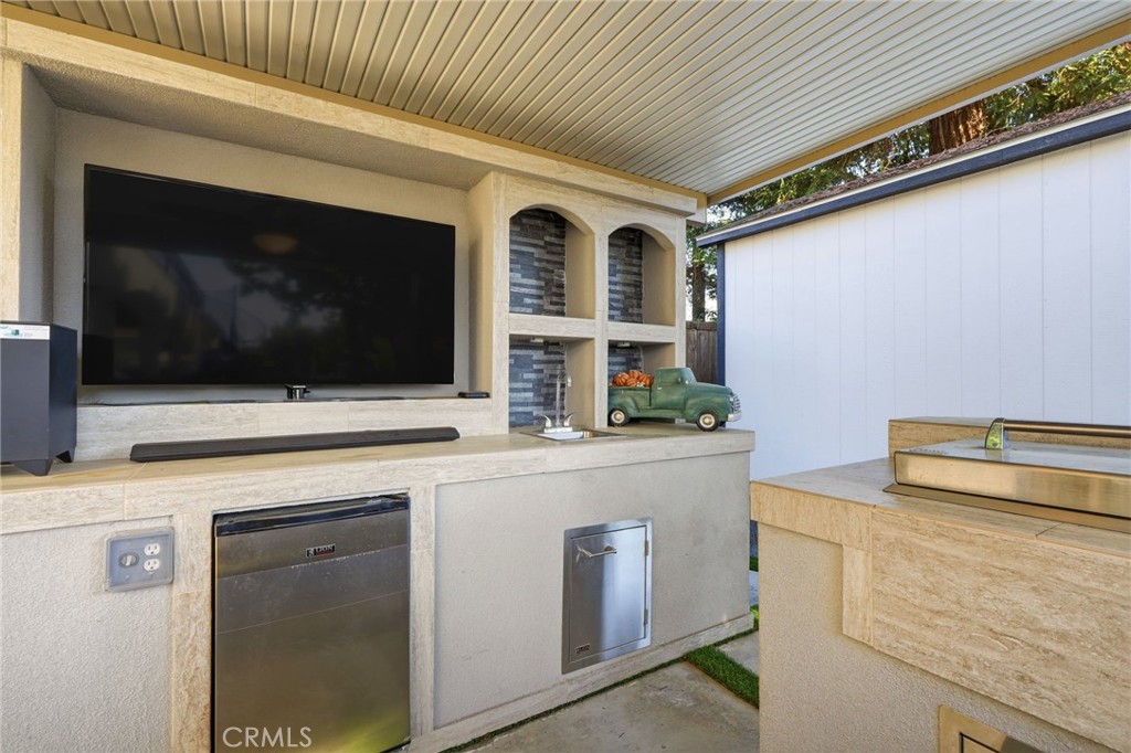 3939 W Robinwood, Visalia, CA 93291