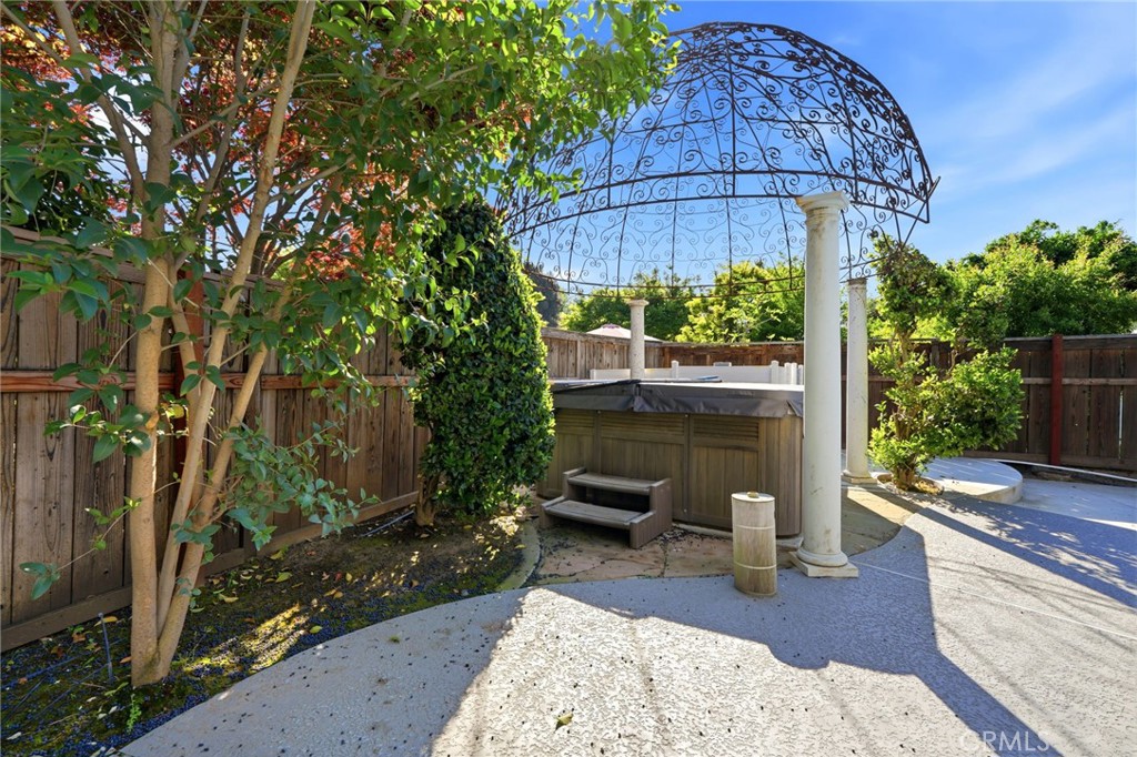 3939 W Robinwood, Visalia, CA 93291