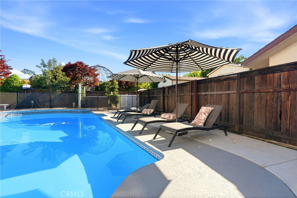 3939 W Robinwood, Visalia, CA 93291