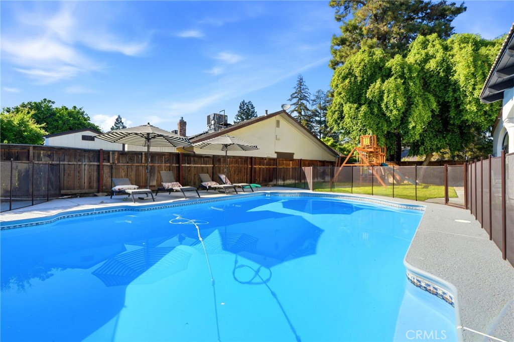 3939 W Robinwood, Visalia, CA 93291