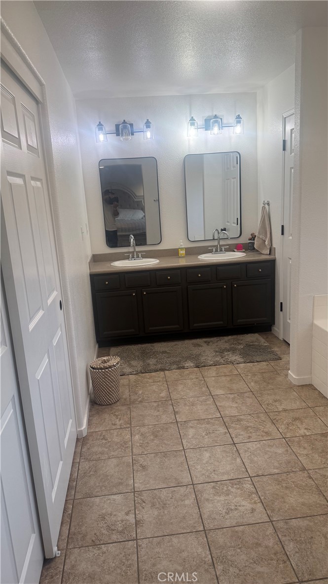 2174 W Picadilly, Hanford, CA 93230