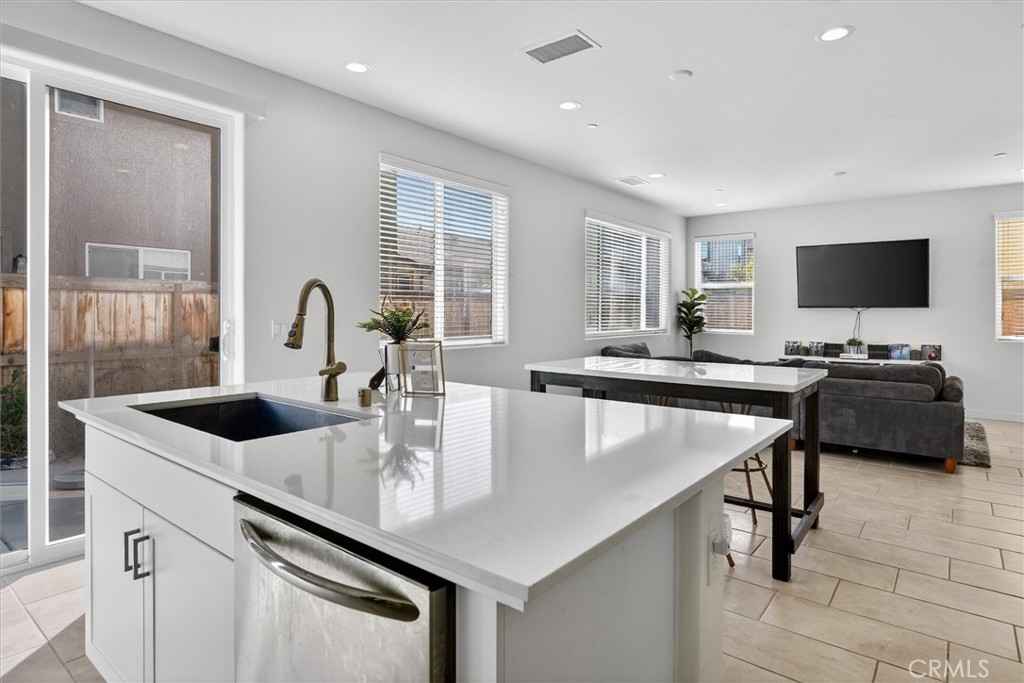 824 Katelyn Ave, Madera, CA 93636