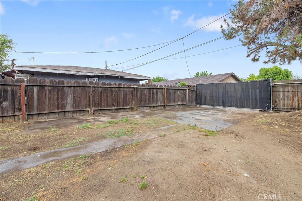 524 S 6th St, Kerman, CA 93630