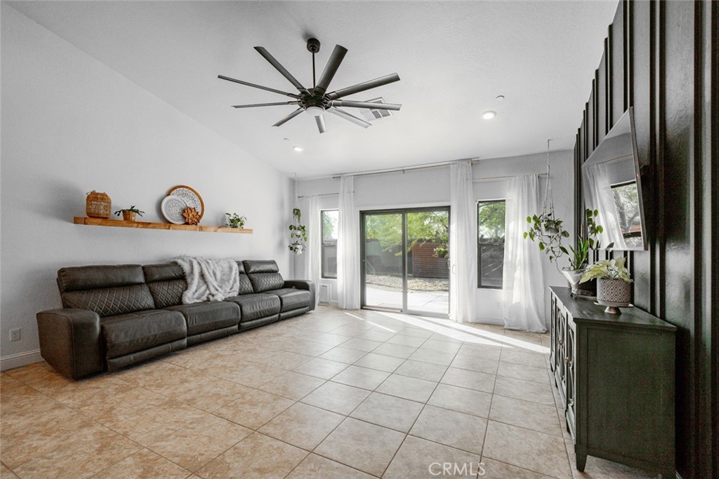 2027 W Babcock, Visalia, CA 93291