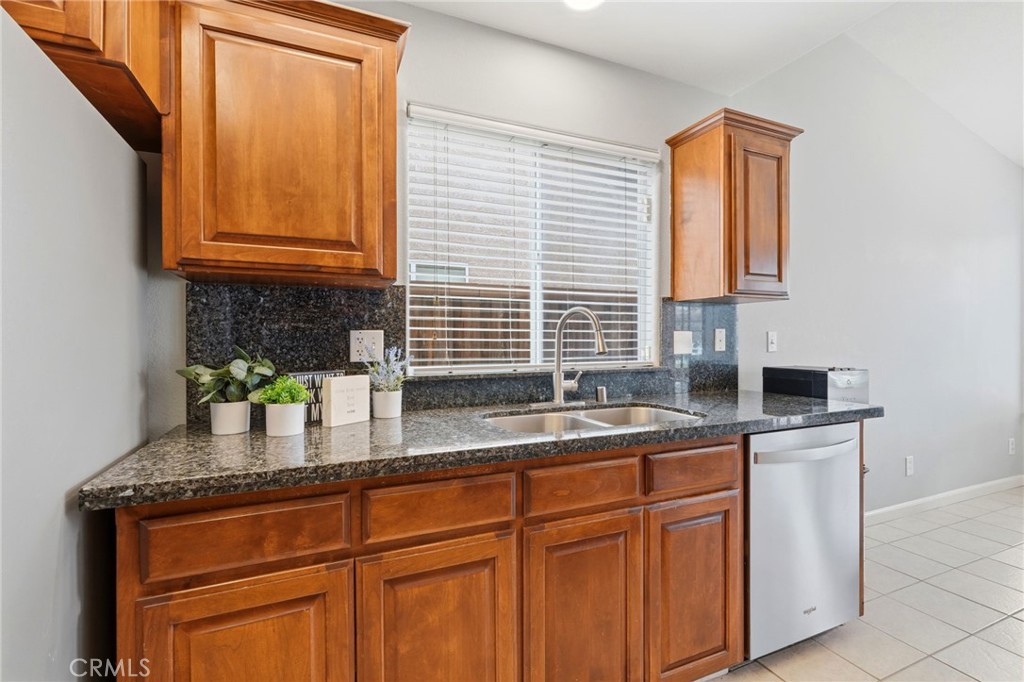 1155 W Julia Way, Hanford, CA 93230