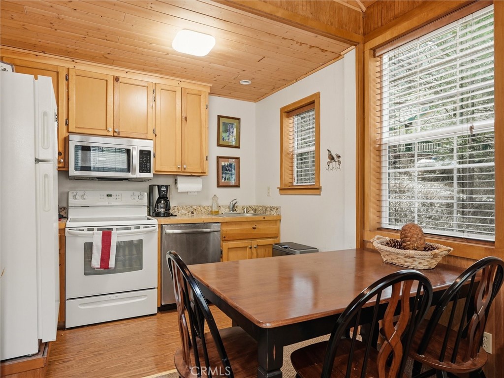 7739 Black Pine, Fish Camp, CA 93623