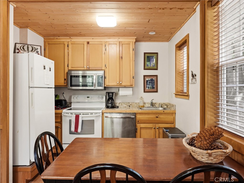 7739 Black Pine, Fish Camp, CA 93623