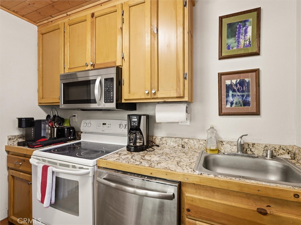 7739 Black Pine, Fish Camp, CA 93623