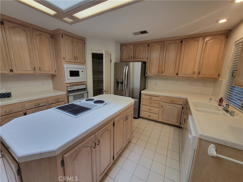 819 E Woodhaven, Fresno, CA 93720