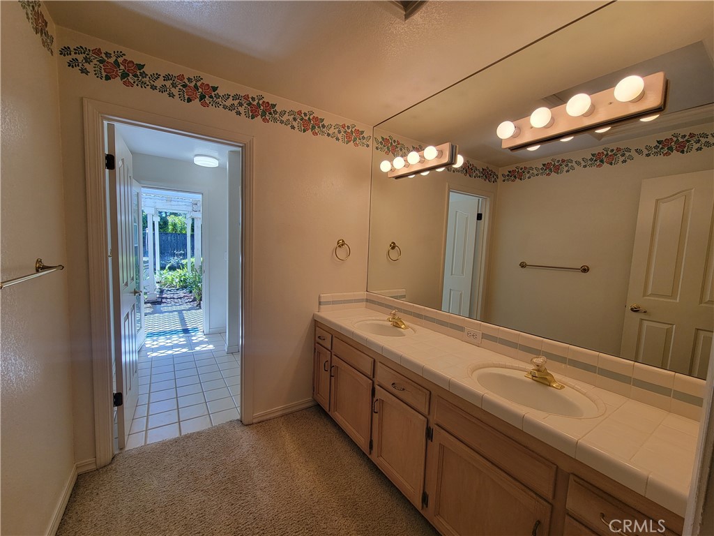 819 E Woodhaven, Fresno, CA 93720