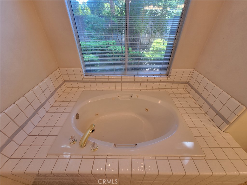 819 E Woodhaven, Fresno, CA 93720