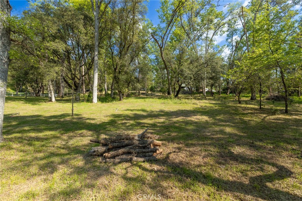 1 Oak Ln, Oakhurst, CA 93644