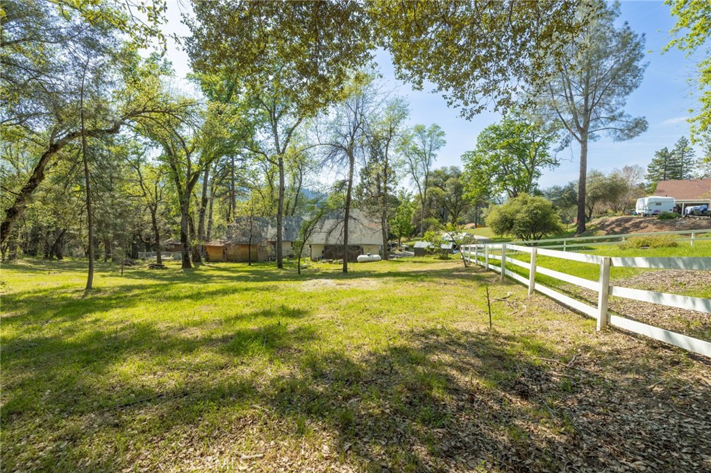 1 Oak Ln, Oakhurst, CA 93644