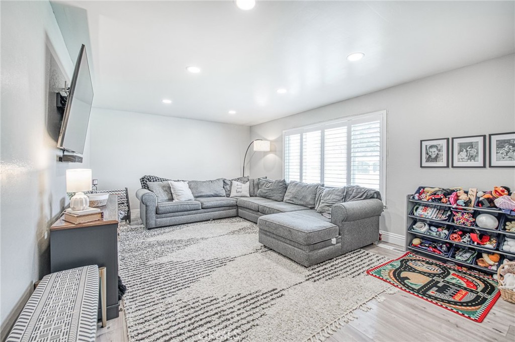 2569 E Los Altos Avenue, Fresno, CA 93710