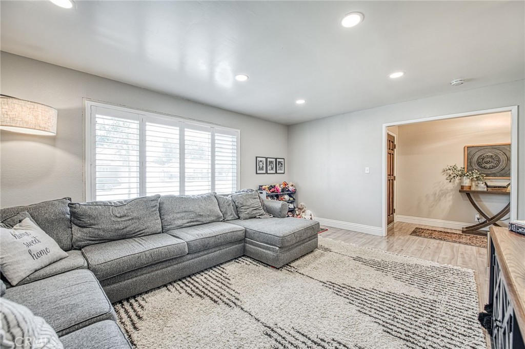 2569 E Los Altos Avenue, Fresno, CA 93710