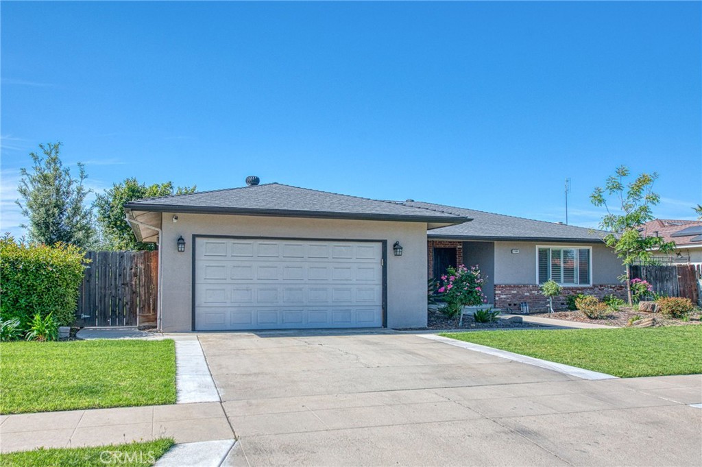 2569 E Los Altos Avenue, Fresno, CA 93710