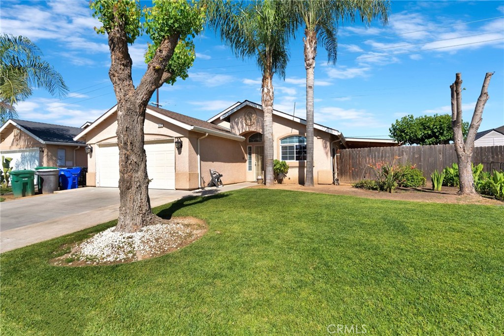 980 Redwood, Parlier, CA 93648