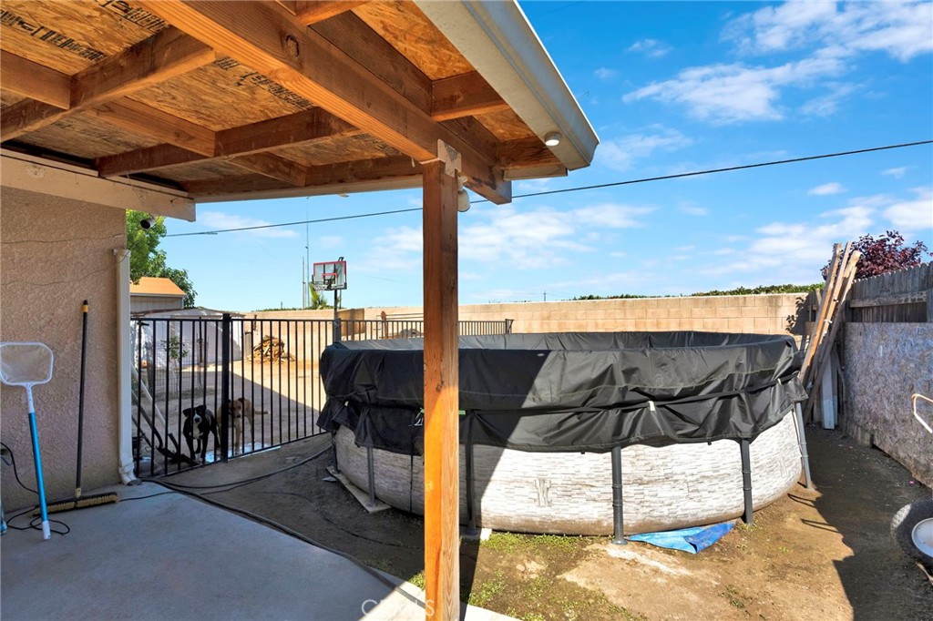 980 Redwood, Parlier, CA 93648