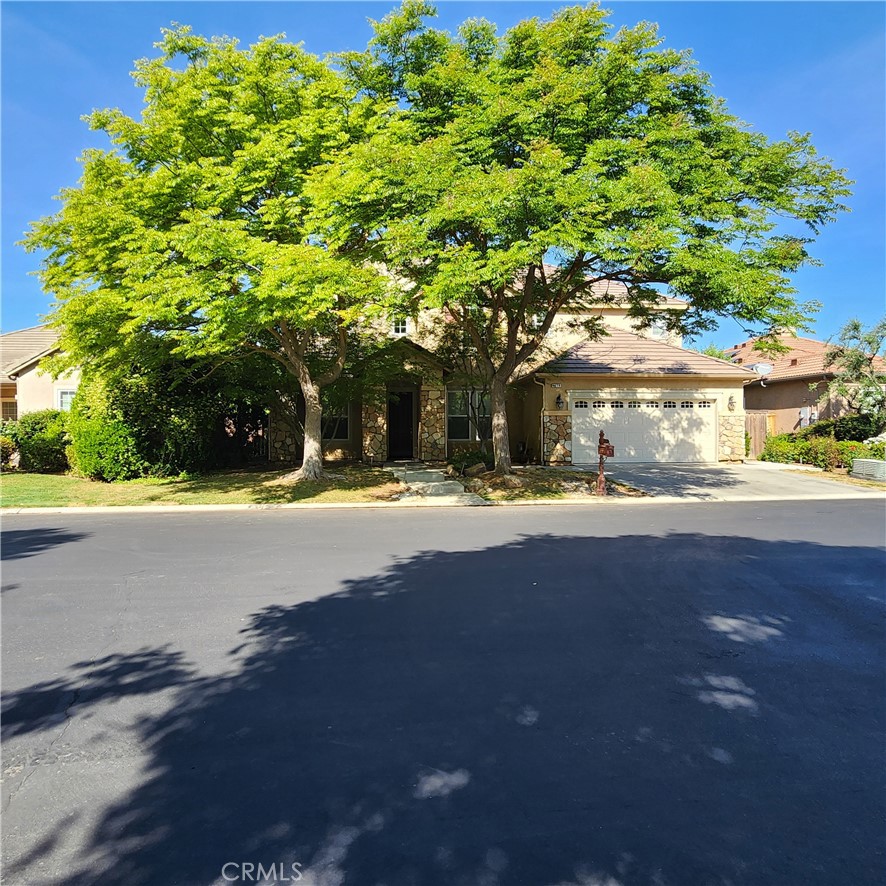 4479 N Emerald Peak Dr, Clovis, CA 93619