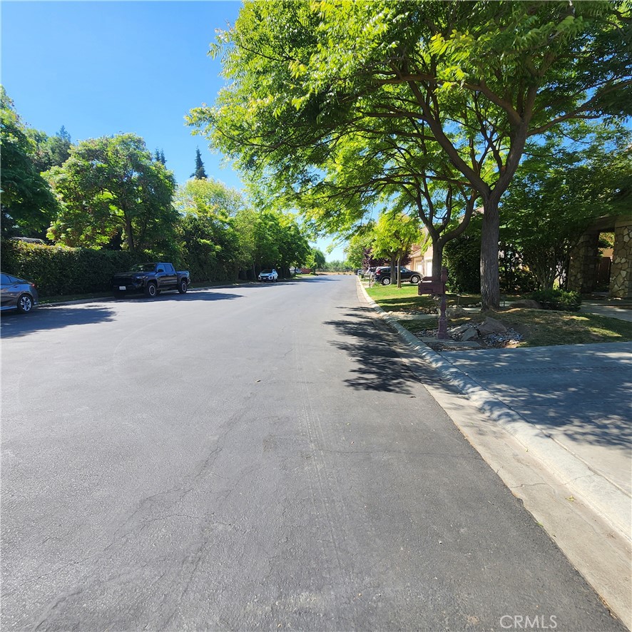 4479 N Emerald Peak Dr, Clovis, CA 93619