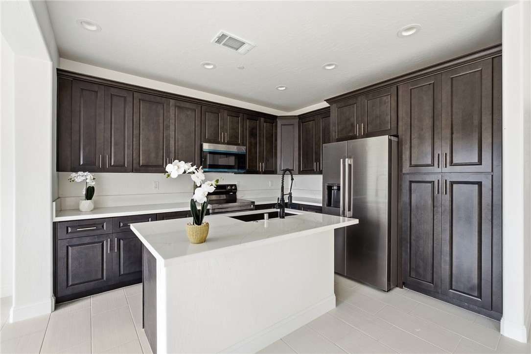 6347 W Elowin Ave, Visalia, CA 93291