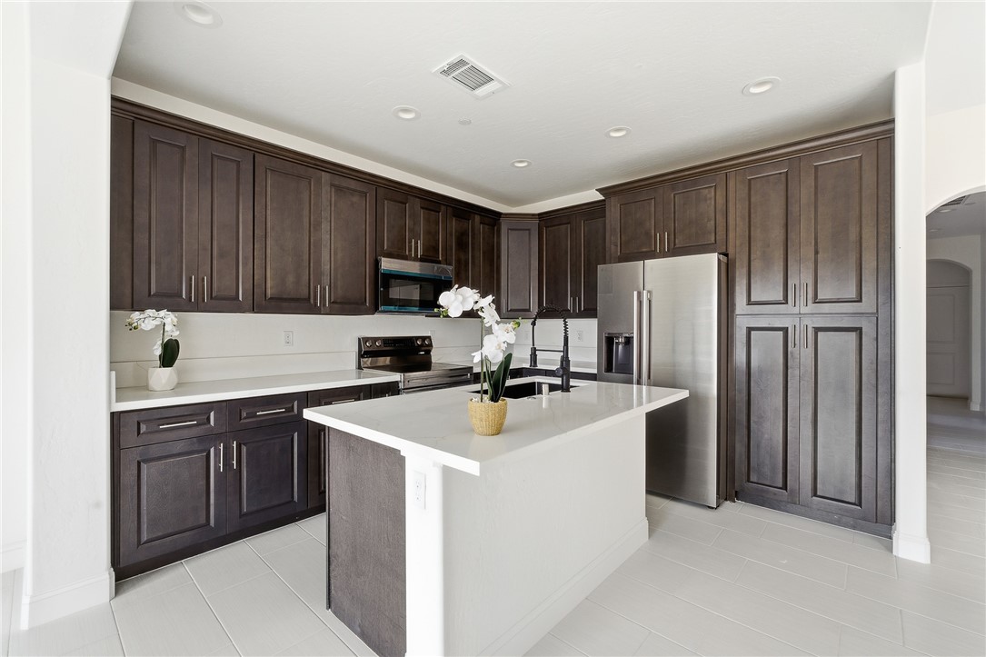 6347 W Elowin Ave, Visalia, CA 93291