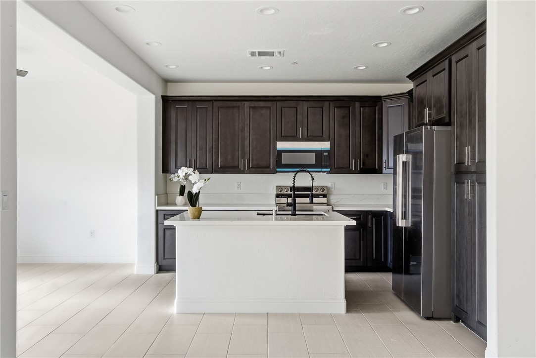 6347 W Elowin Ave, Visalia, CA 93291