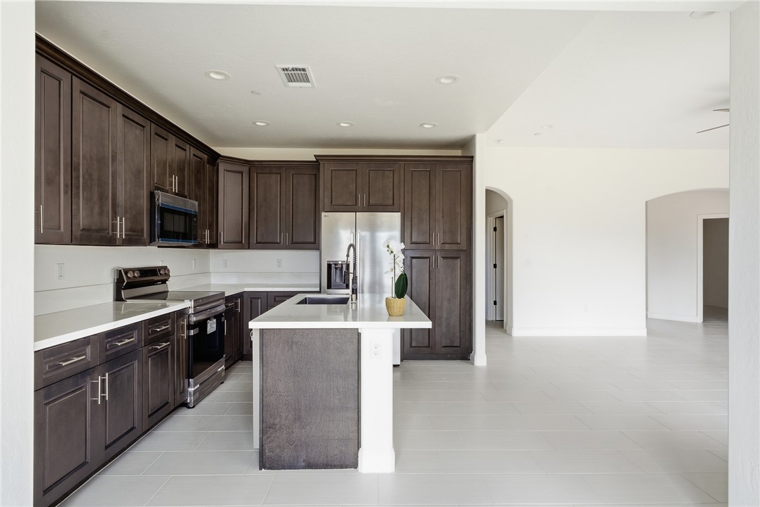 6347 W Elowin Ave, Visalia, CA 93291