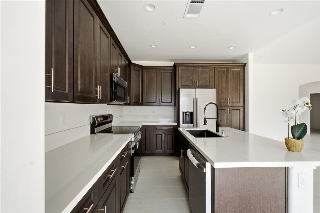 6347 W Elowin Ave, Visalia, CA 93291