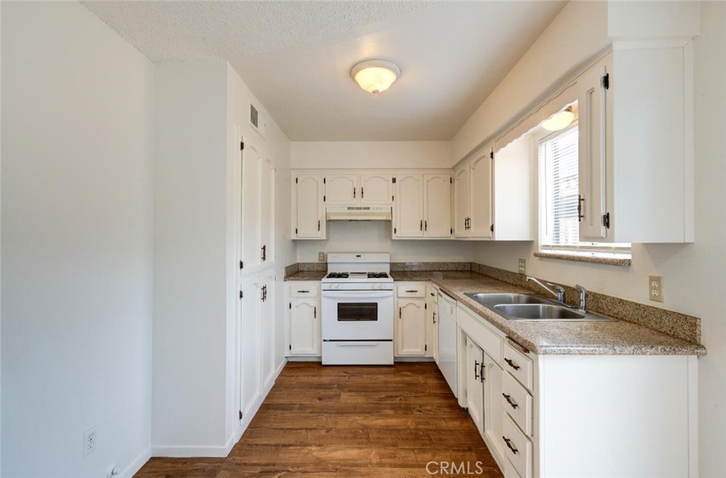 2440 S Sallee Ct, Visalia, CA 93277