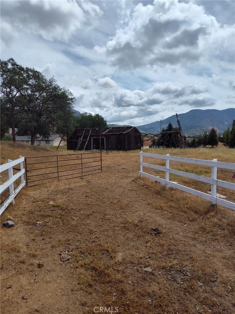 8121 Monreal, Sanger, CA 93657