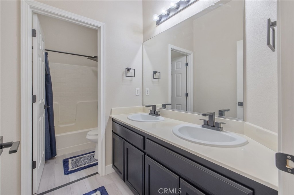 1077 Paradise, Lemoore, CA 93245