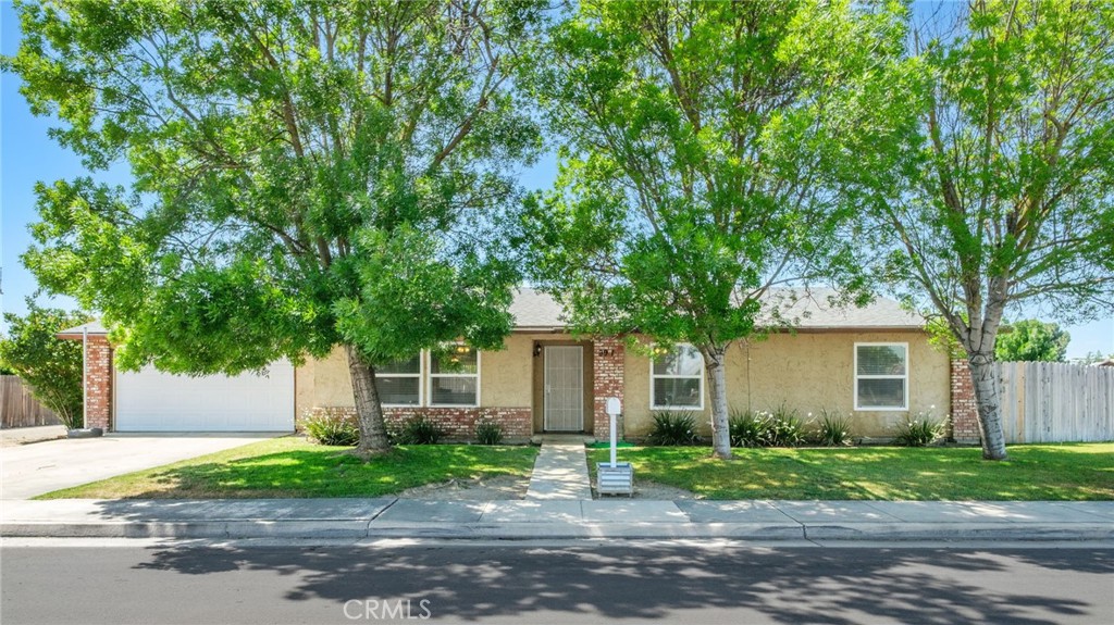 991 7th Avenue, Kingsburg, CA 93631