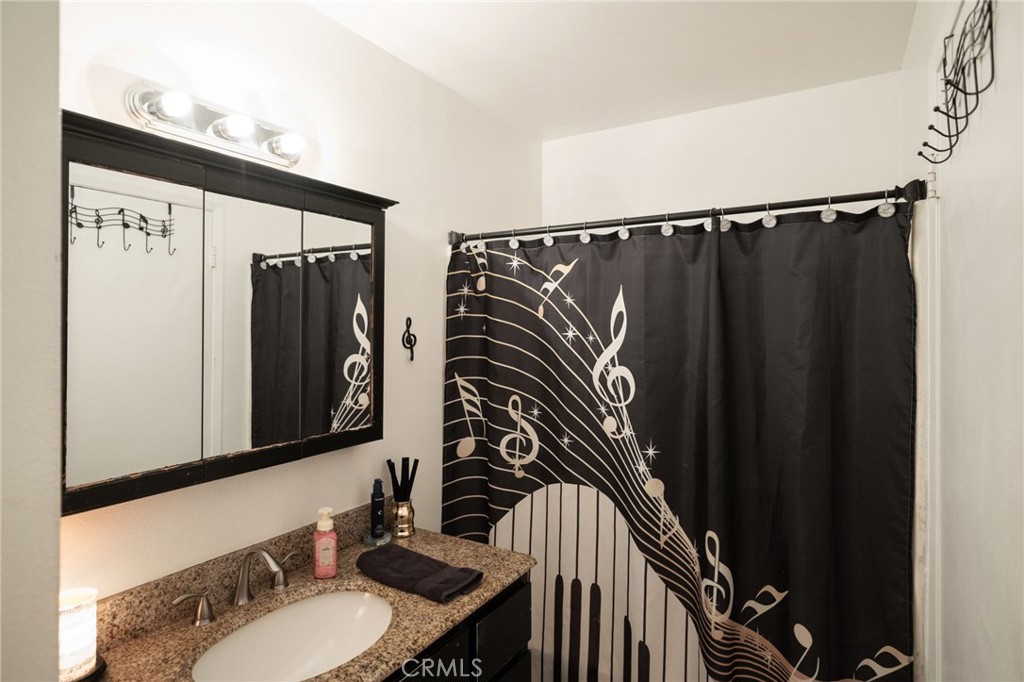 991 7th Avenue, Kingsburg, CA 93631