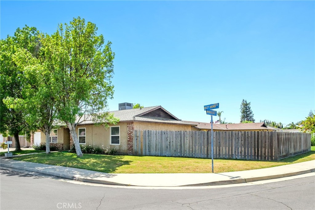 991 7th Avenue, Kingsburg, CA 93631