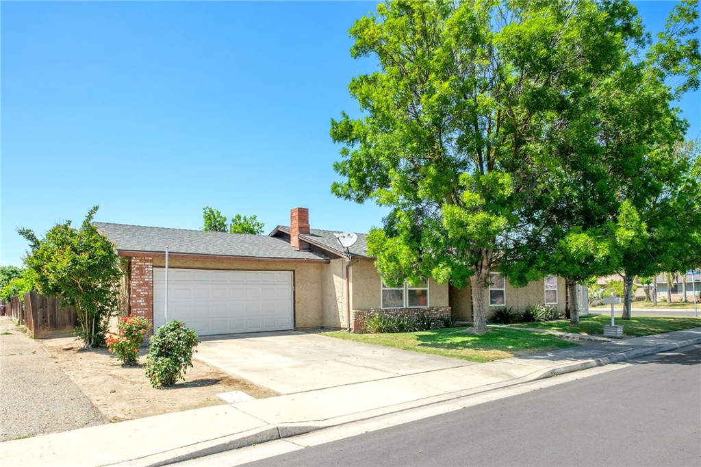 991 7th Avenue, Kingsburg, CA 93631