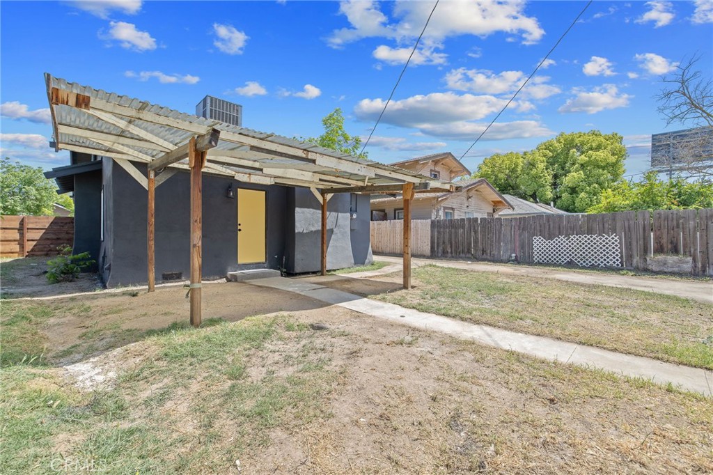 1247 N Ferger Ave, Fresno, CA 93728