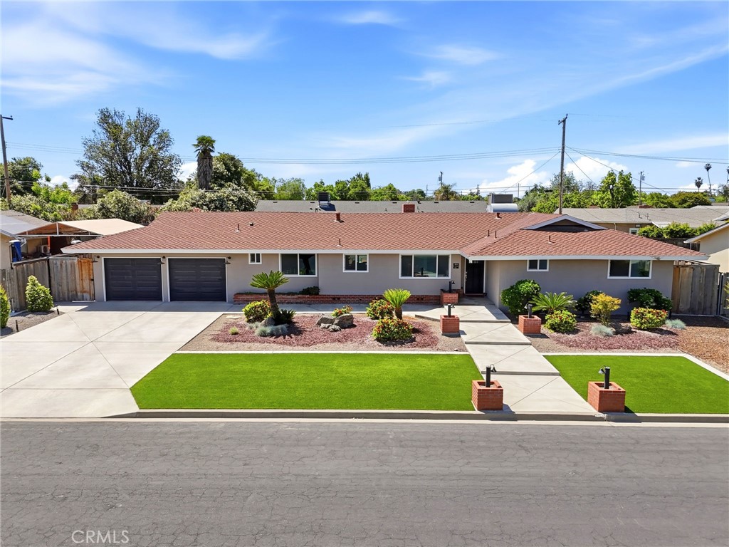 365 E Sycamore Dr, Hanford, CA 93230