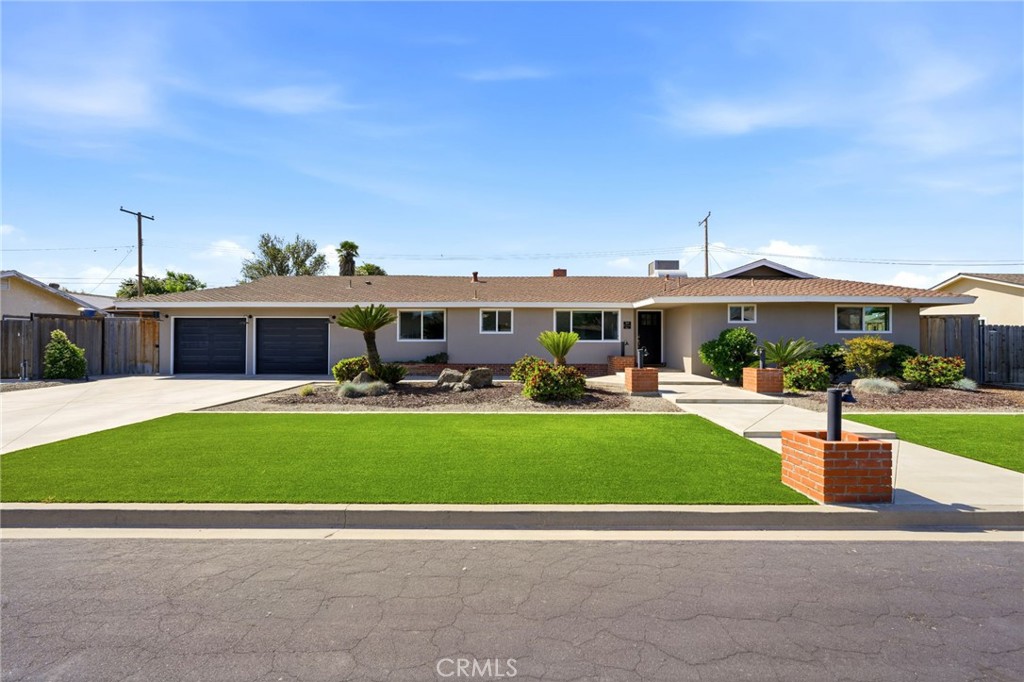 365 E Sycamore Dr, Hanford, CA 93230