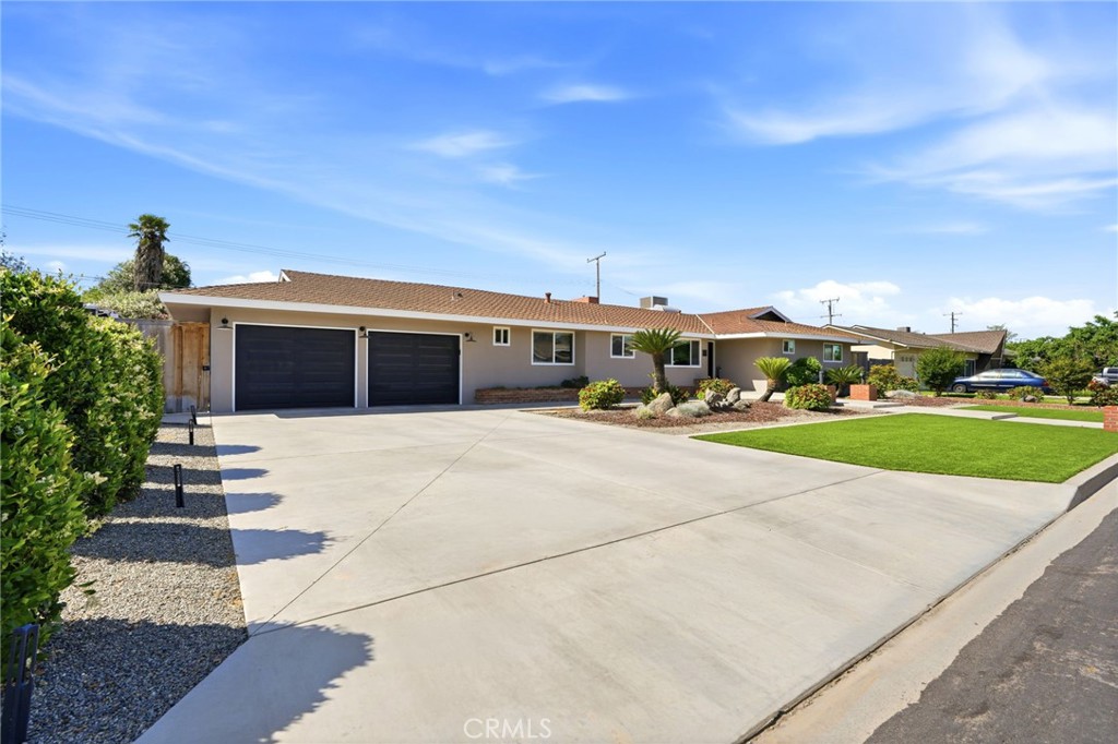 365 E Sycamore Dr, Hanford, CA 93230