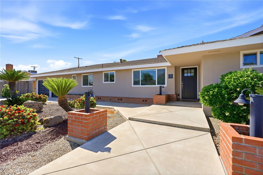 365 E Sycamore Dr, Hanford, CA 93230