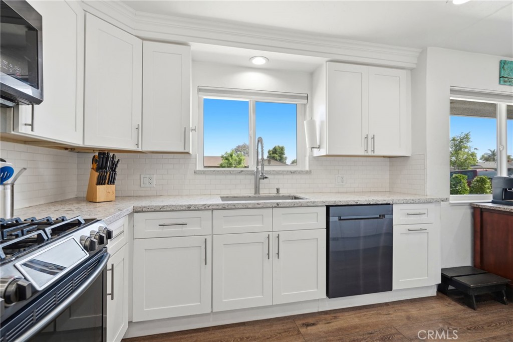 365 E Sycamore Dr, Hanford, CA 93230