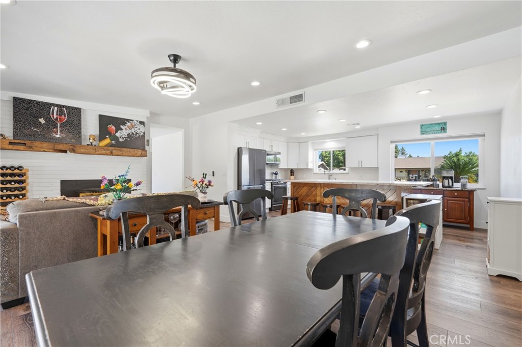 365 E Sycamore Dr, Hanford, CA 93230