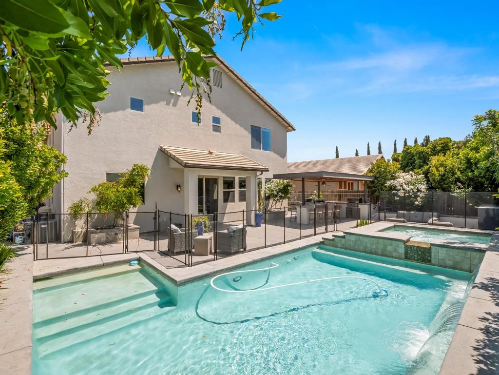 1229 E Via Roma, Fresno, CA 93730