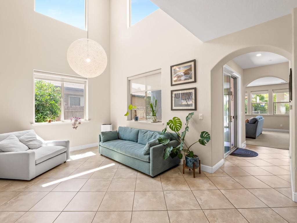 1229 E Via Roma, Fresno, CA 93730