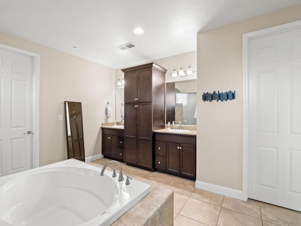 1229 E Via Roma, Fresno, CA 93730